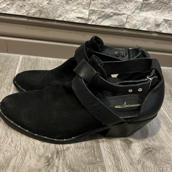 Urge booties Black suede with strap size 38/ 7.5 -8 - Picture 8 of 11